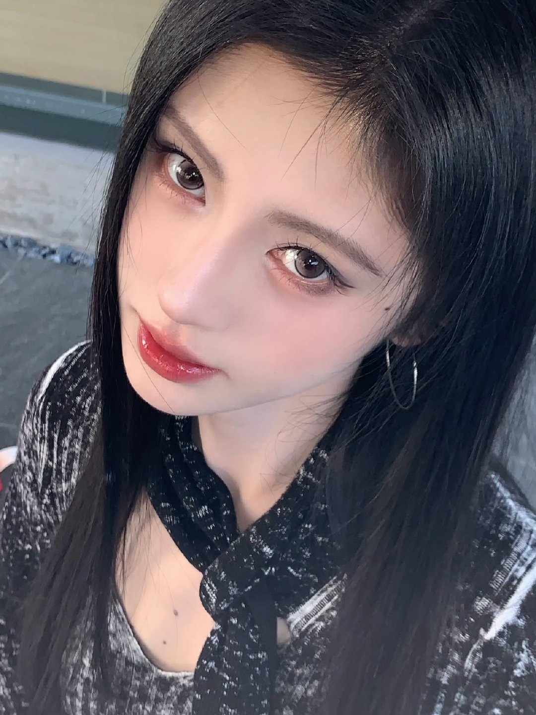 鞠婧祎晒九宫格自拍