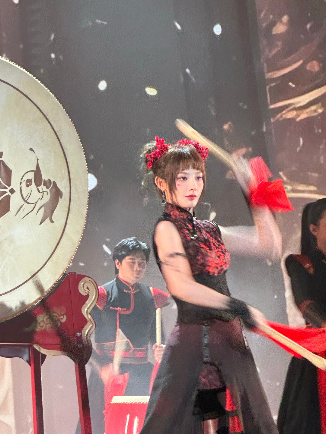 彭小苒新中式双丸子头造型亮相，甜飒风格吸睛