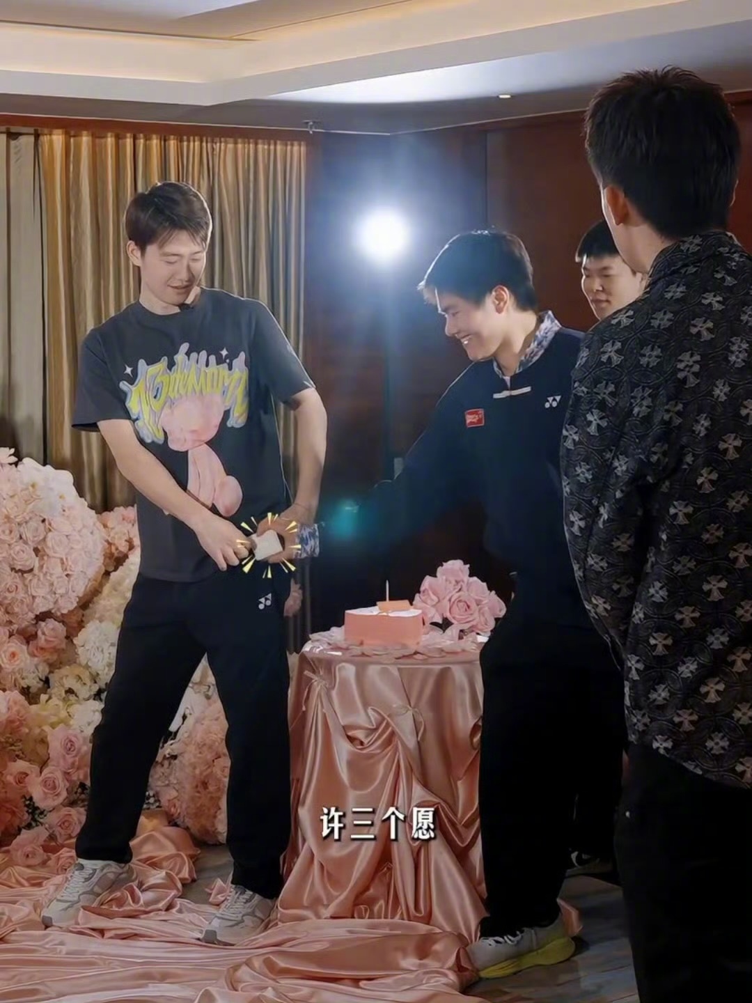 王昶求婚成功梁伟铿递戒指成伴郎