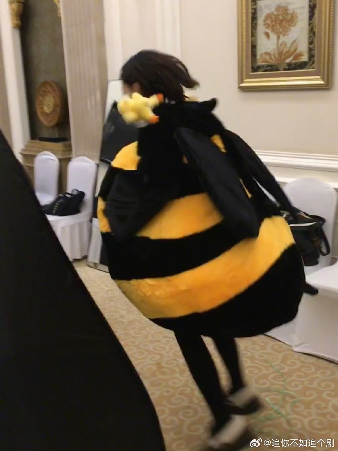 杨迪误将周冬雨暖宝当鞋垫，高叶提醒才察觉