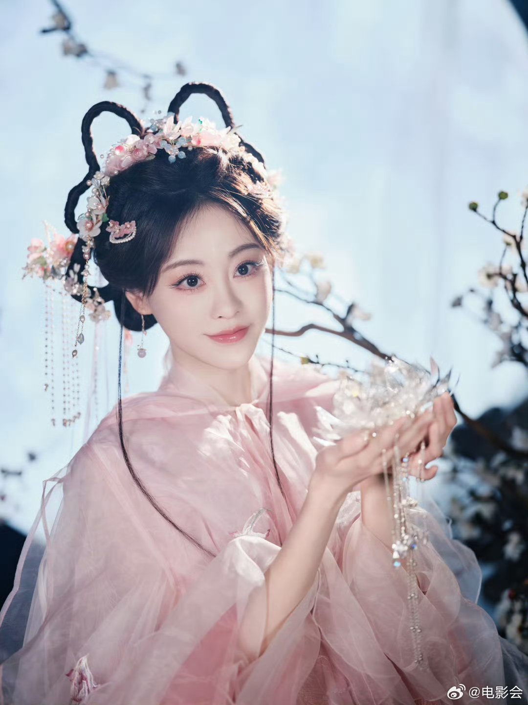 祝绪丹加入瓜田同吃瓜