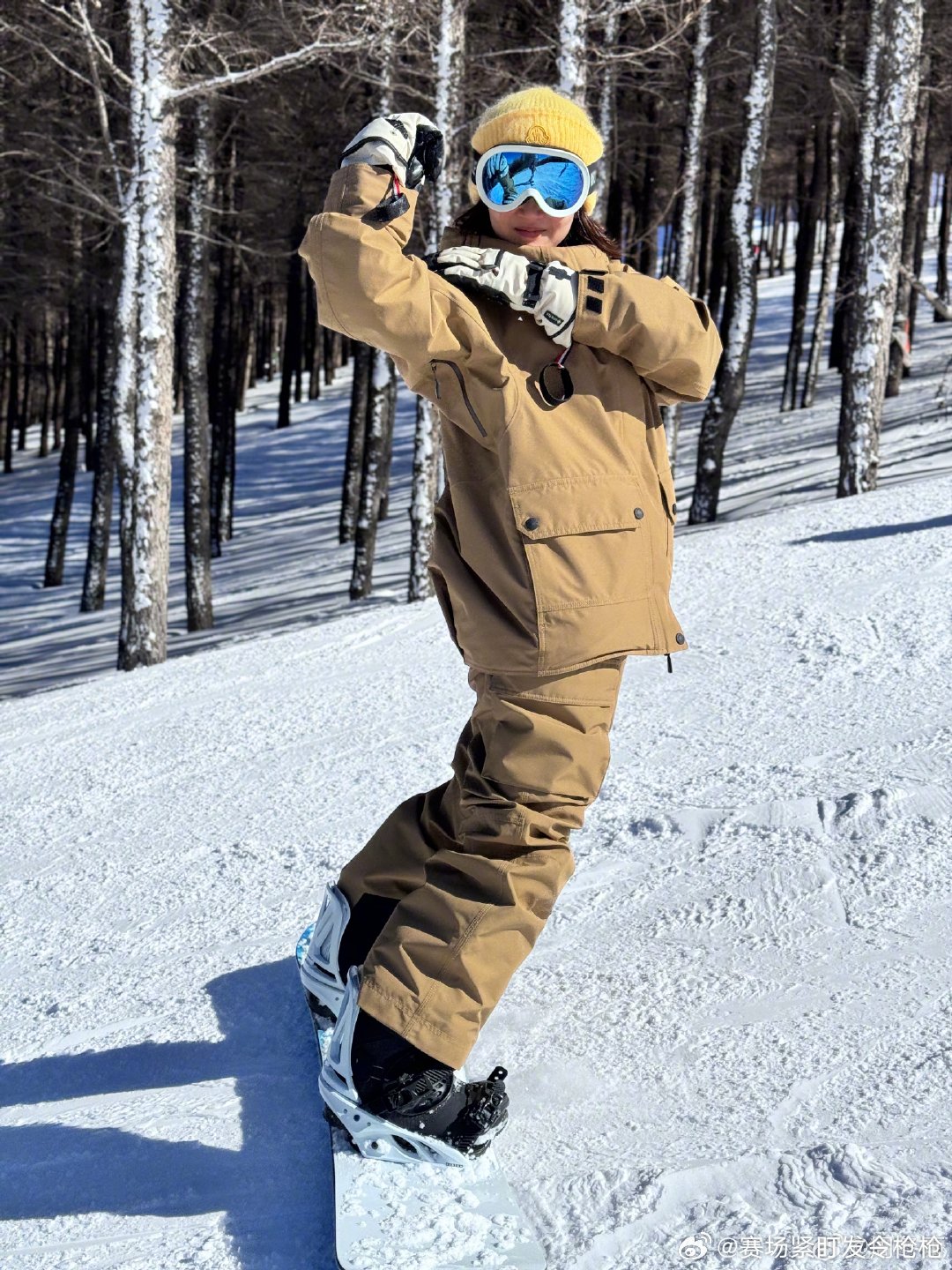 周冬雨发文给大家拜早年