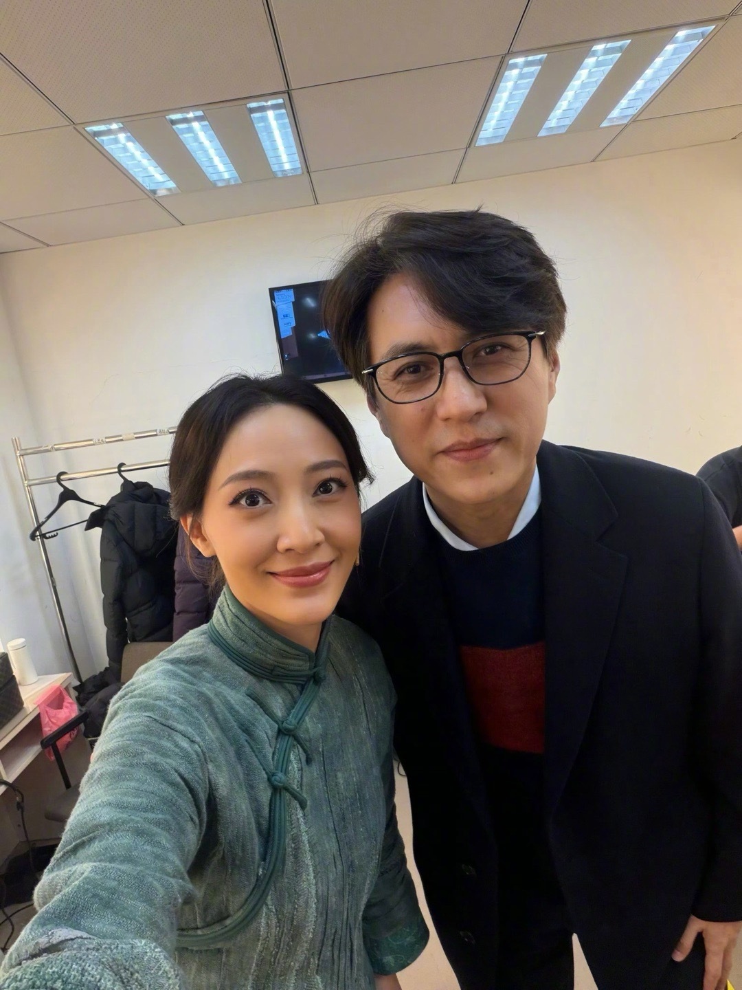 聂远妻子秦子越晒与靳东合照，话剧巡演获好友支持