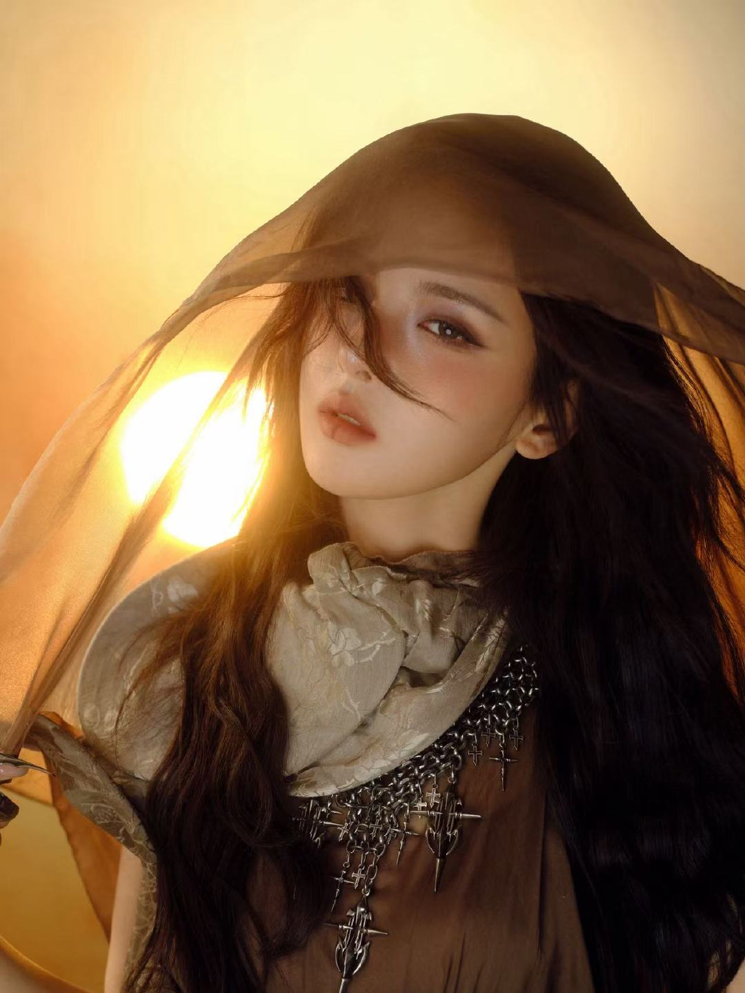 杨超越策马入荒原化身沙丘探路者