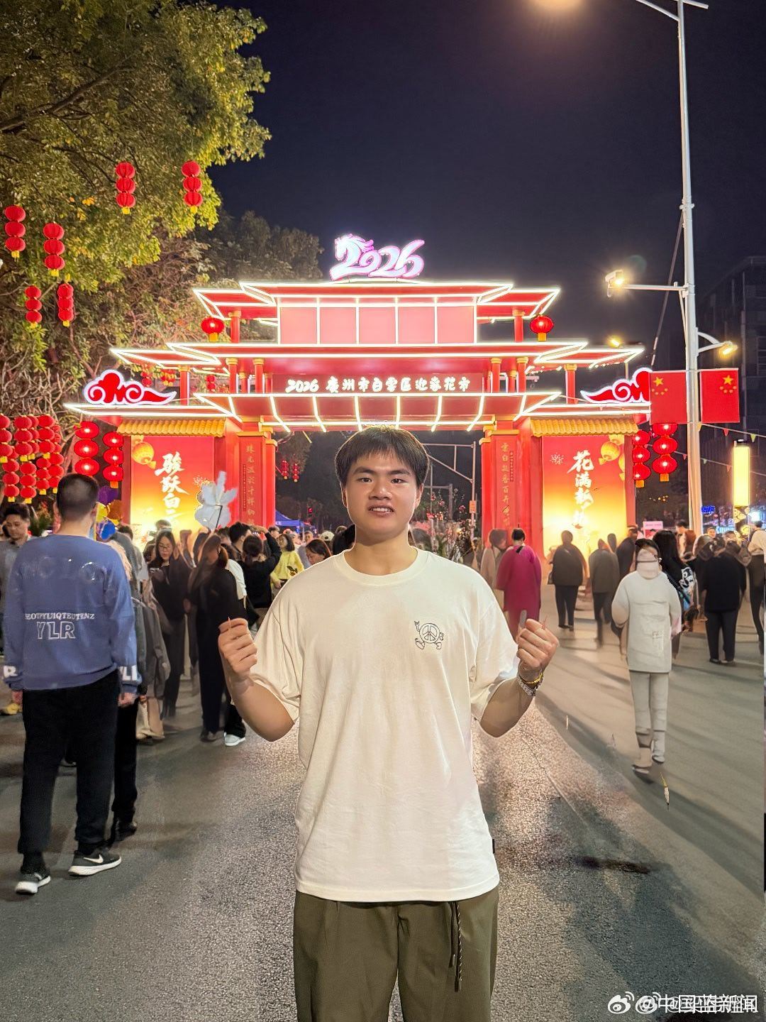 梁伟铿广州逛花市送新春祝福