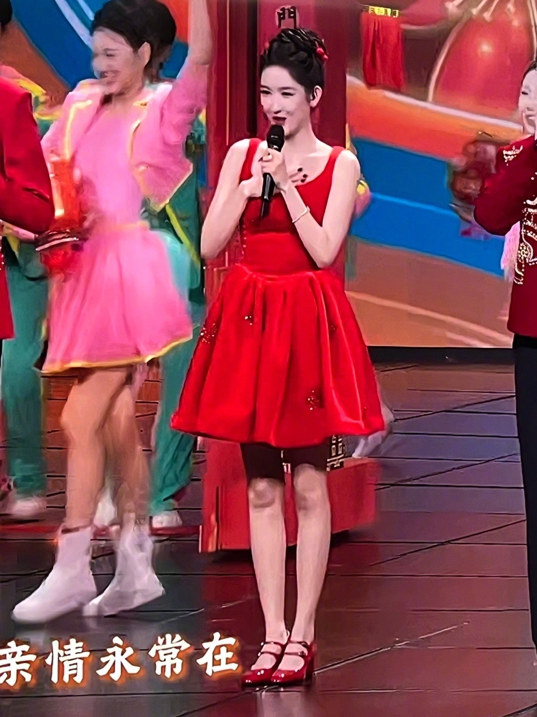 王玉雯红裙亮相春晚，大气造型惊艳全场