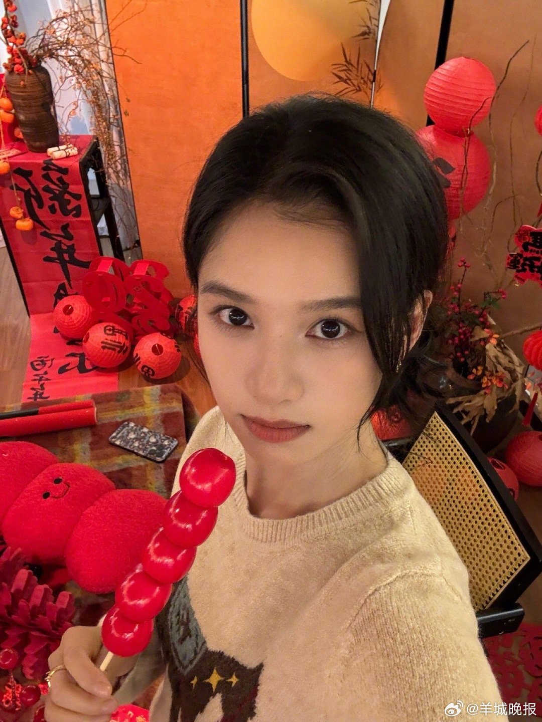 张婧仪林允等明星晒新春美食大片