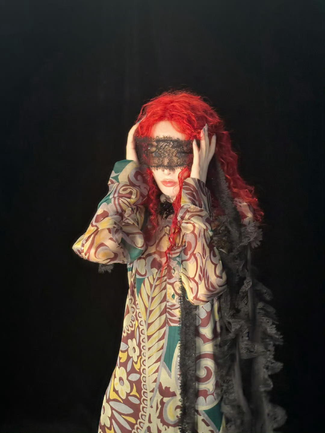 彭小苒红发造型惊艳亮相，美杜莎风格气场全开