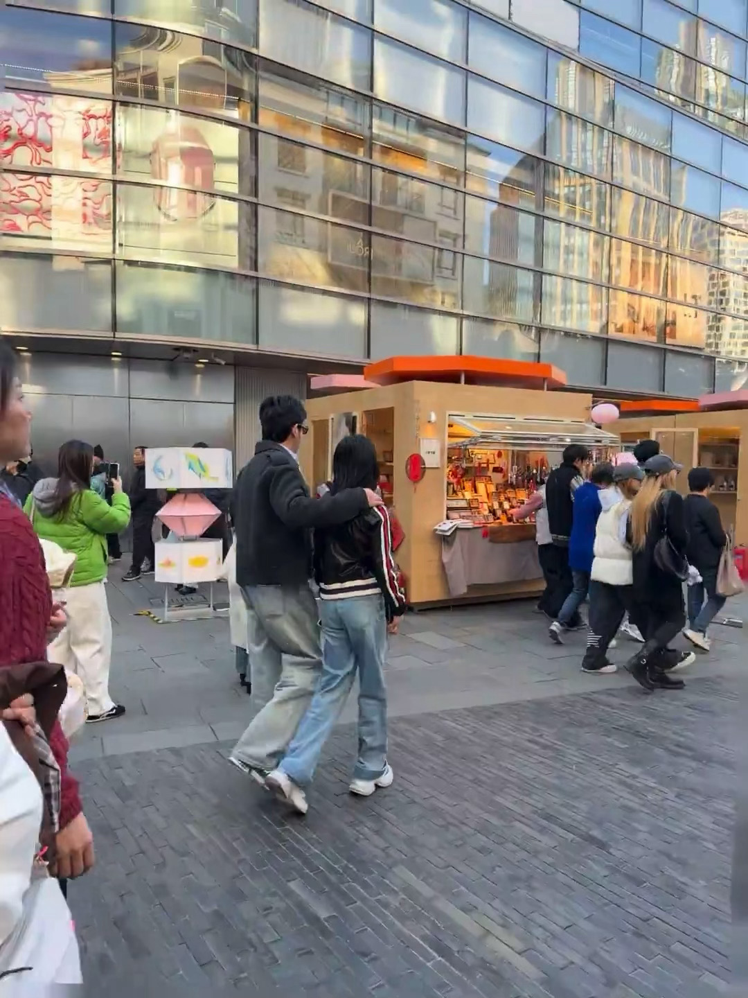 陆毅鲍蕾携女现身上海，贝儿小个子长腿吸睛