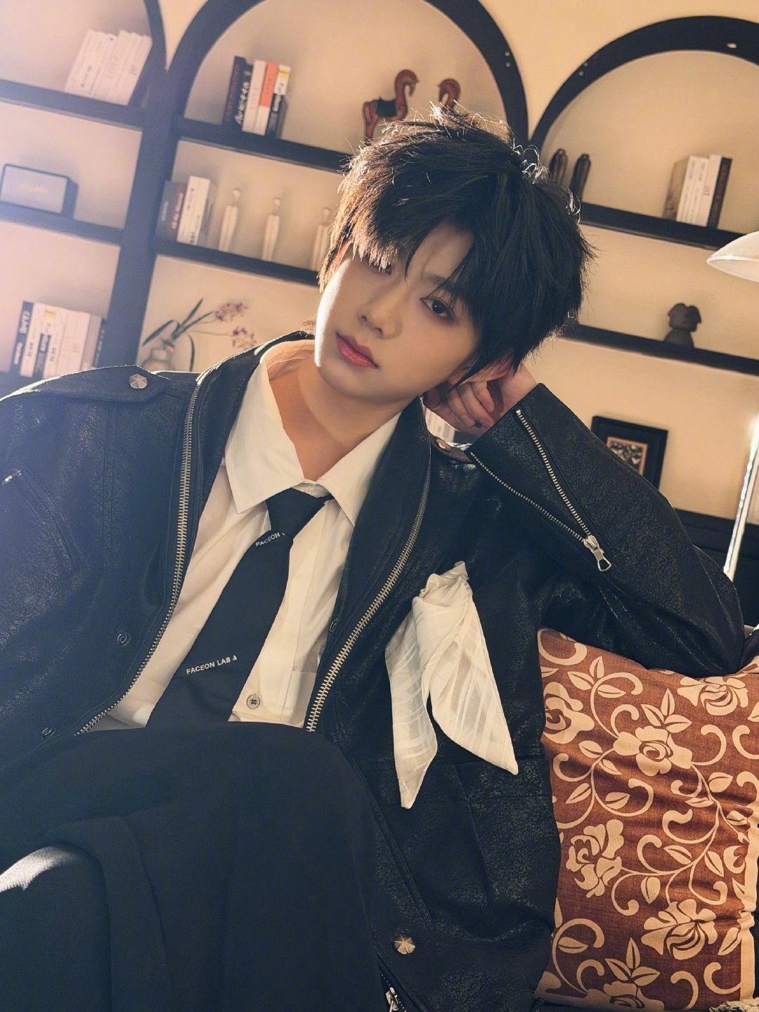 陈奕恒今日营业穿皮衣白衬衫帅气亮相