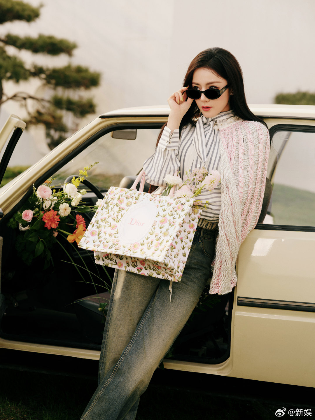 迪丽热巴亮相巴黎时装周，繁花簇拥如春日画卷