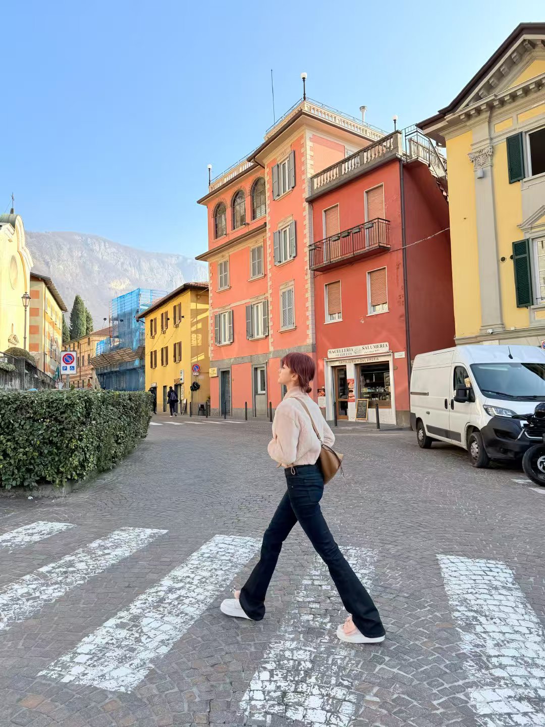 宋雨琦米兰明信片曝光，手指受伤引粉丝担忧