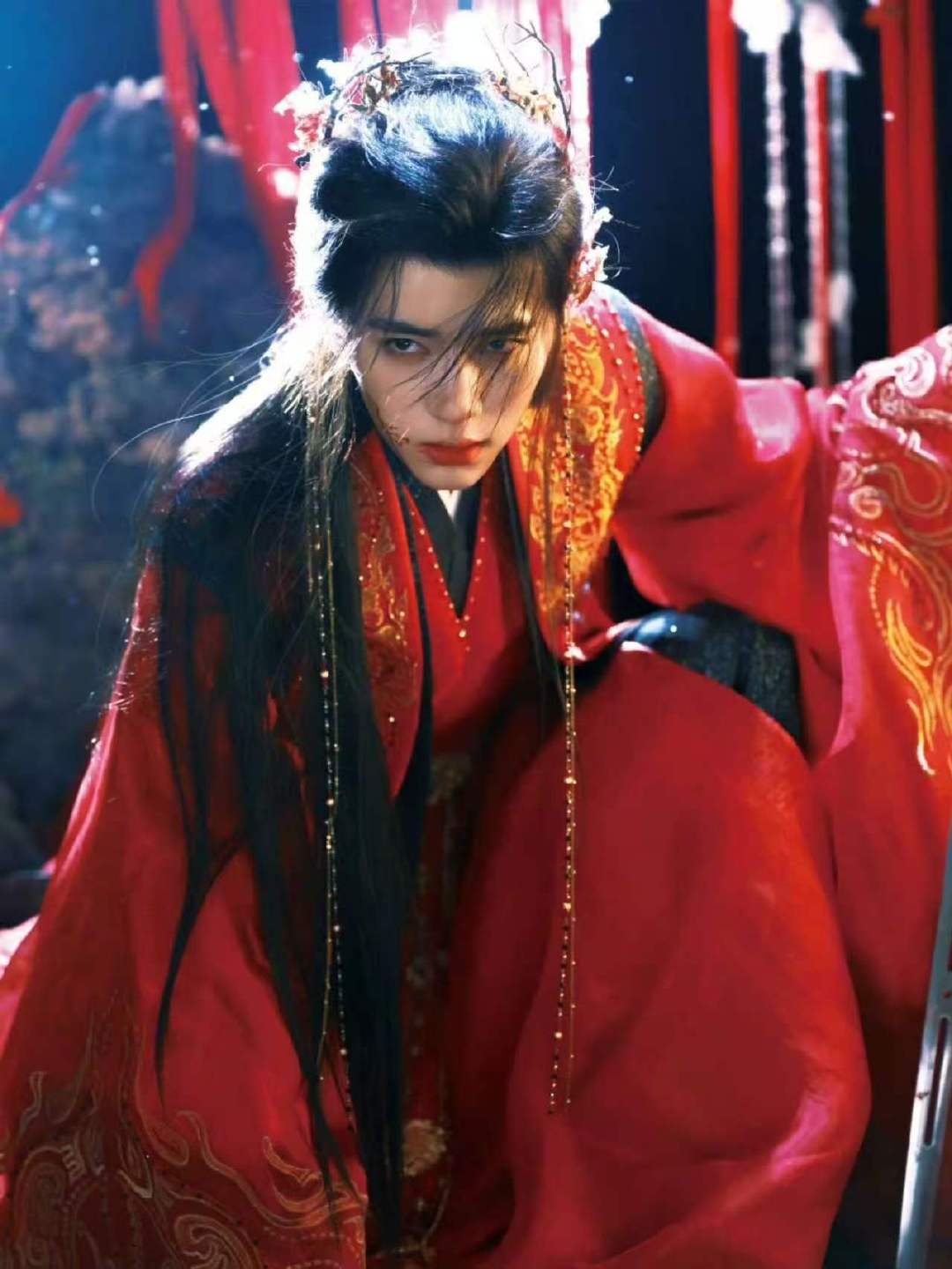 夏弃疾拍摄周翊然红衣写真魅惑十足