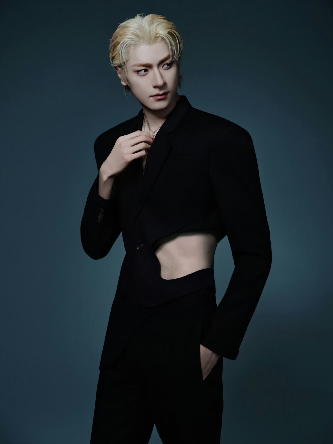 林一金发造型亮相引热议