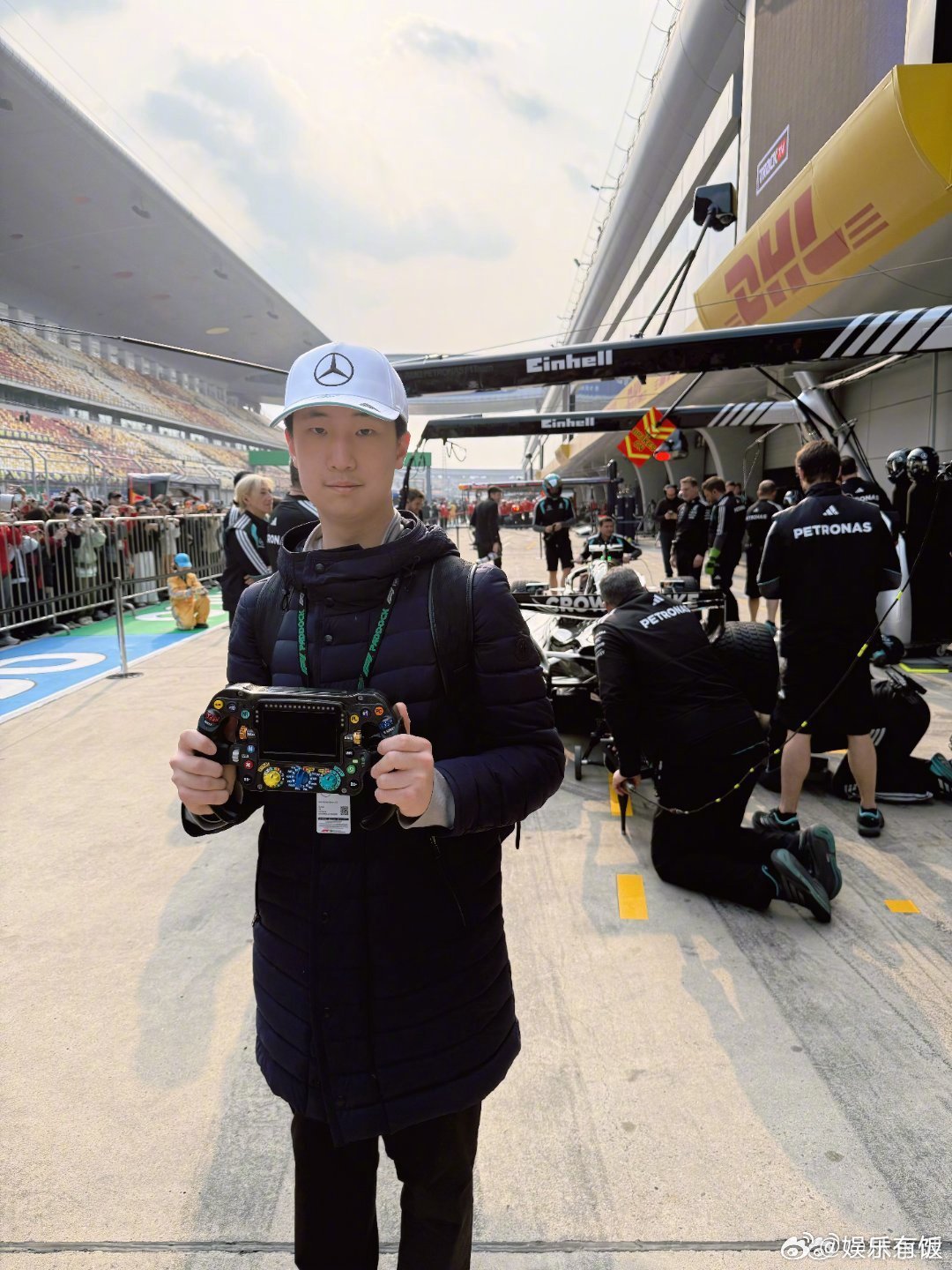 林永健携子林大竣观F1排位赛，与周冠宇安东内利互动