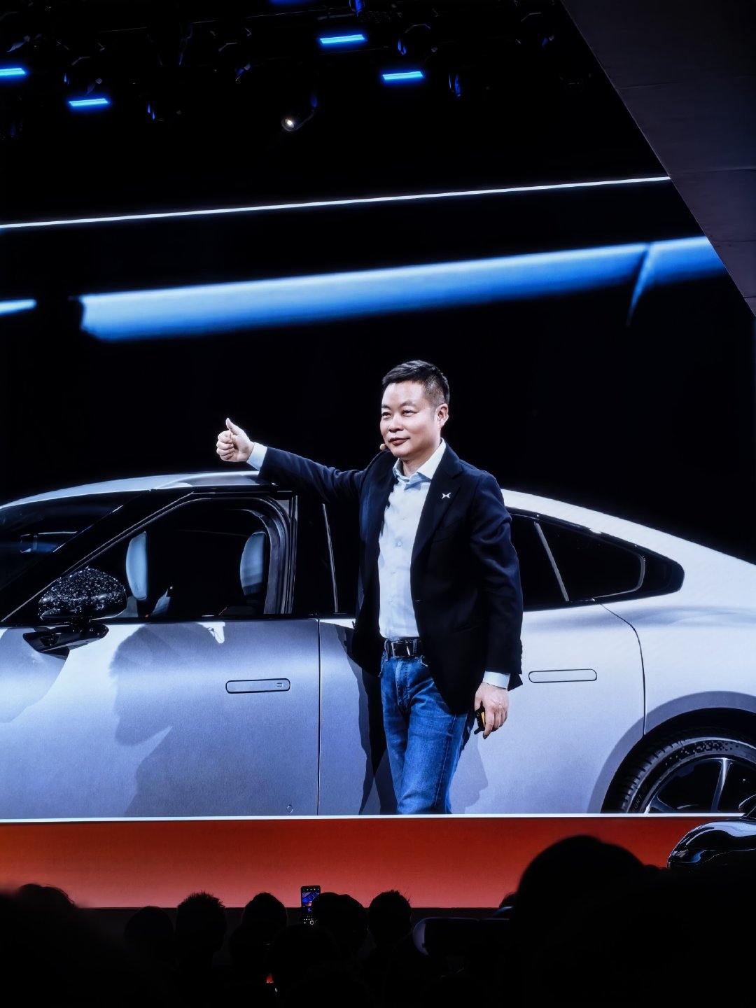 小鹏P7升级第二代VLA智驾，新增三色及运动模式