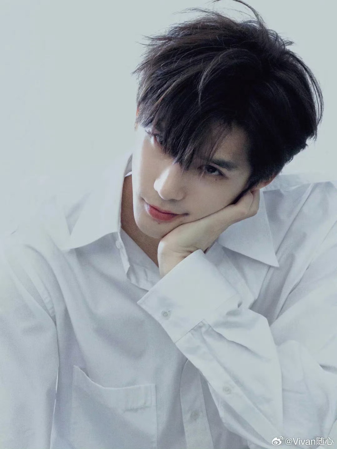 王安宇杂志大片眼神杀氛围感十足