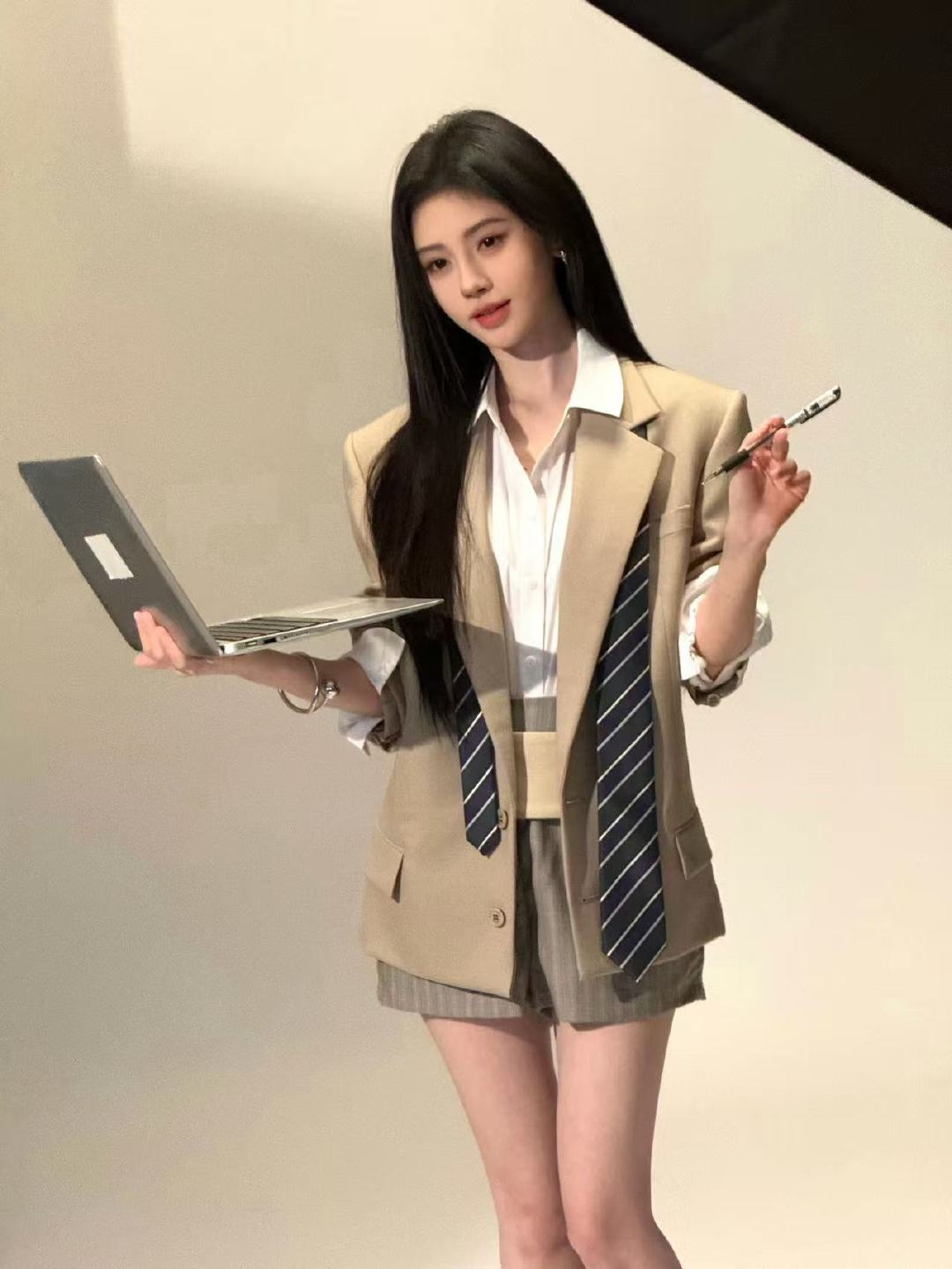 鞠婧祎晒小时光碎片九宫格，职场妆造吸睛