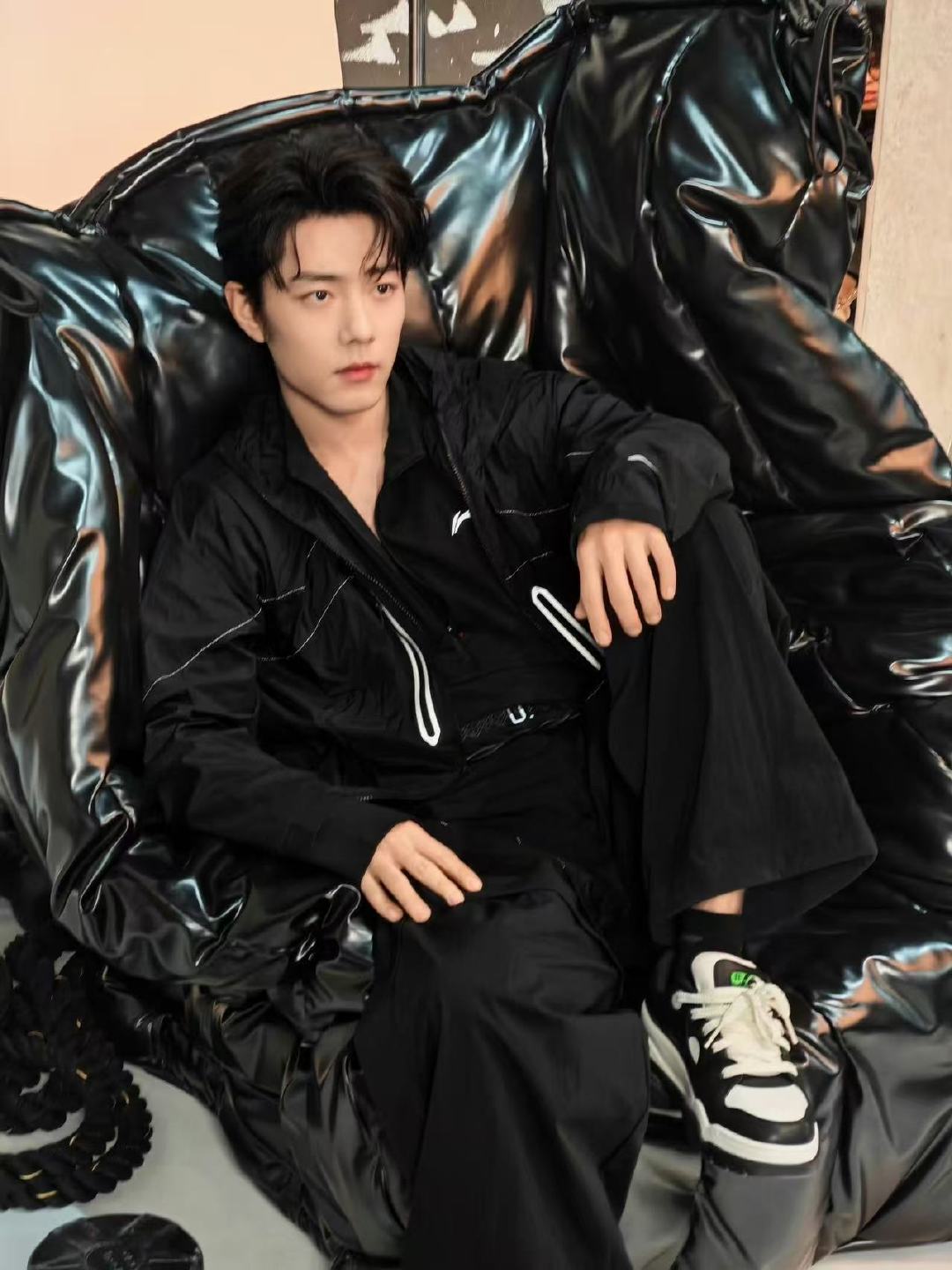 肖战全黑造型亮相live图展露强大气场