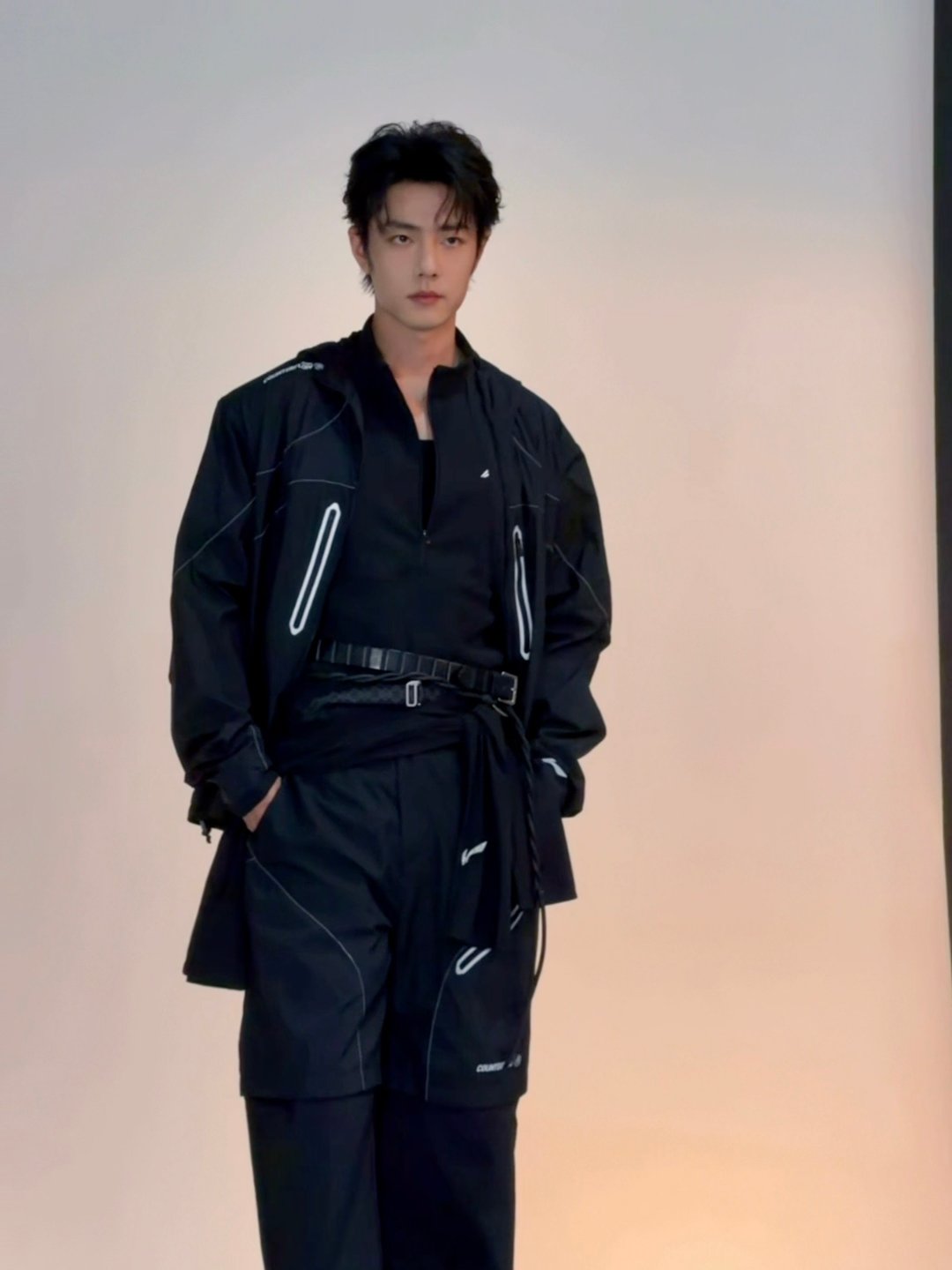 肖战黑色休闲服live镜头定格瞬间