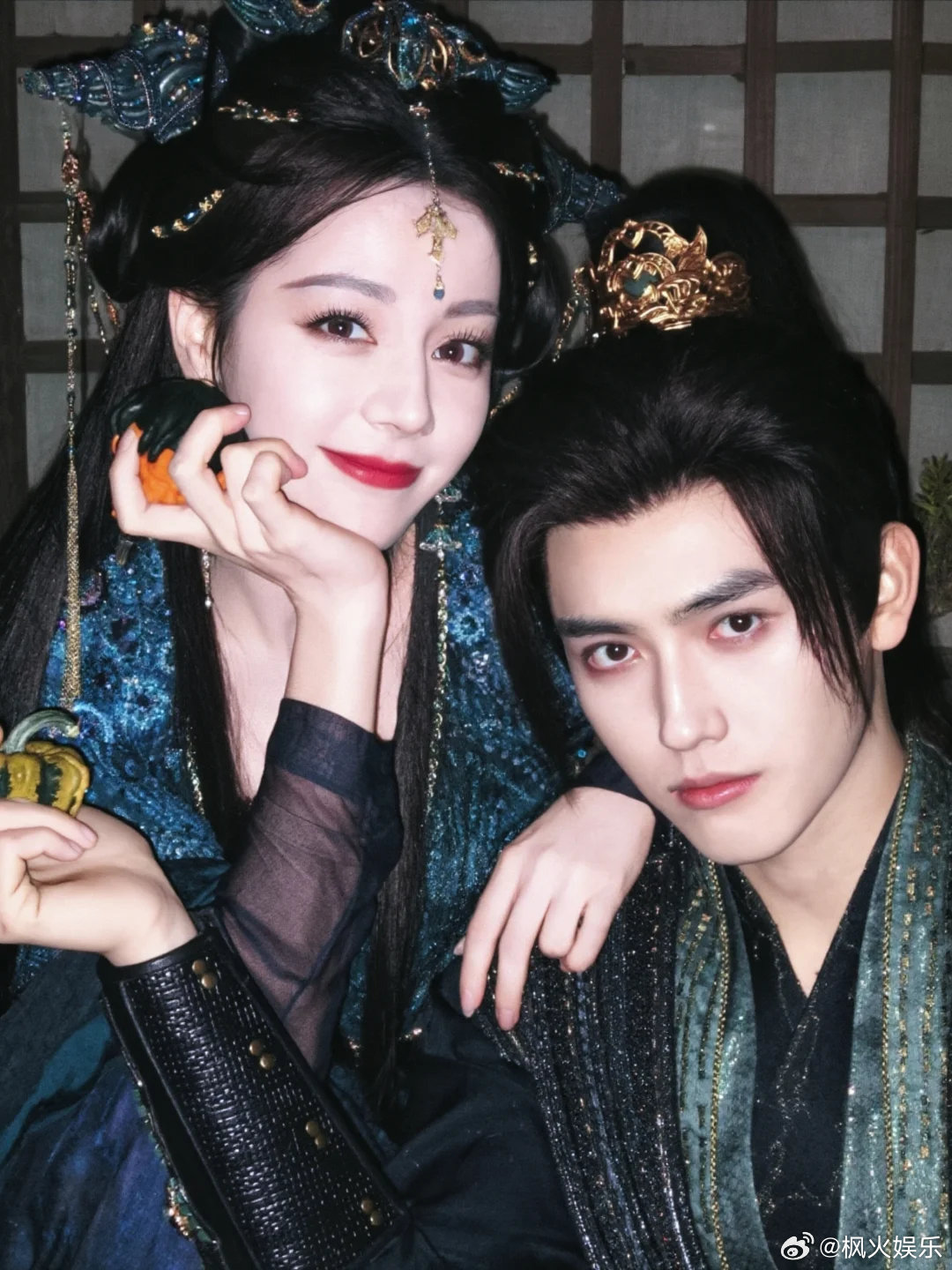 迪丽热巴新剧角色贺思慕带段胥看前任坟墓