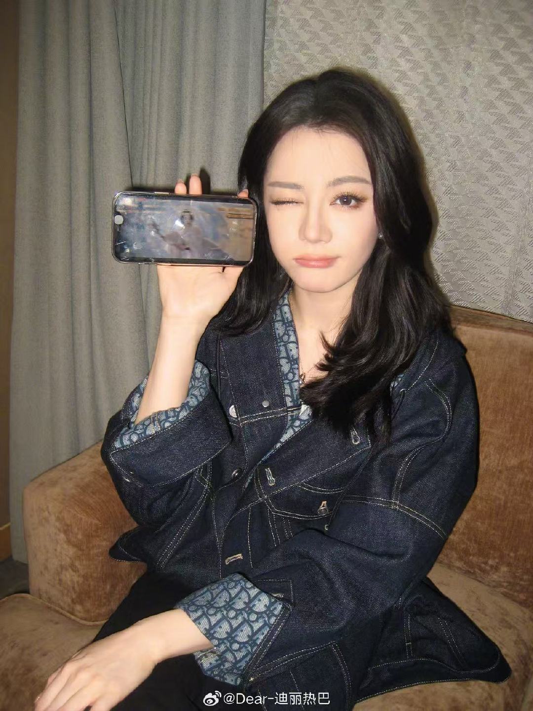 迪丽热巴现身追剧《白日提灯》