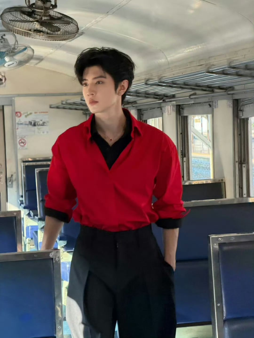 陈哲远电梯仰拍生图曝光，优越骨相身材比例引赞叹