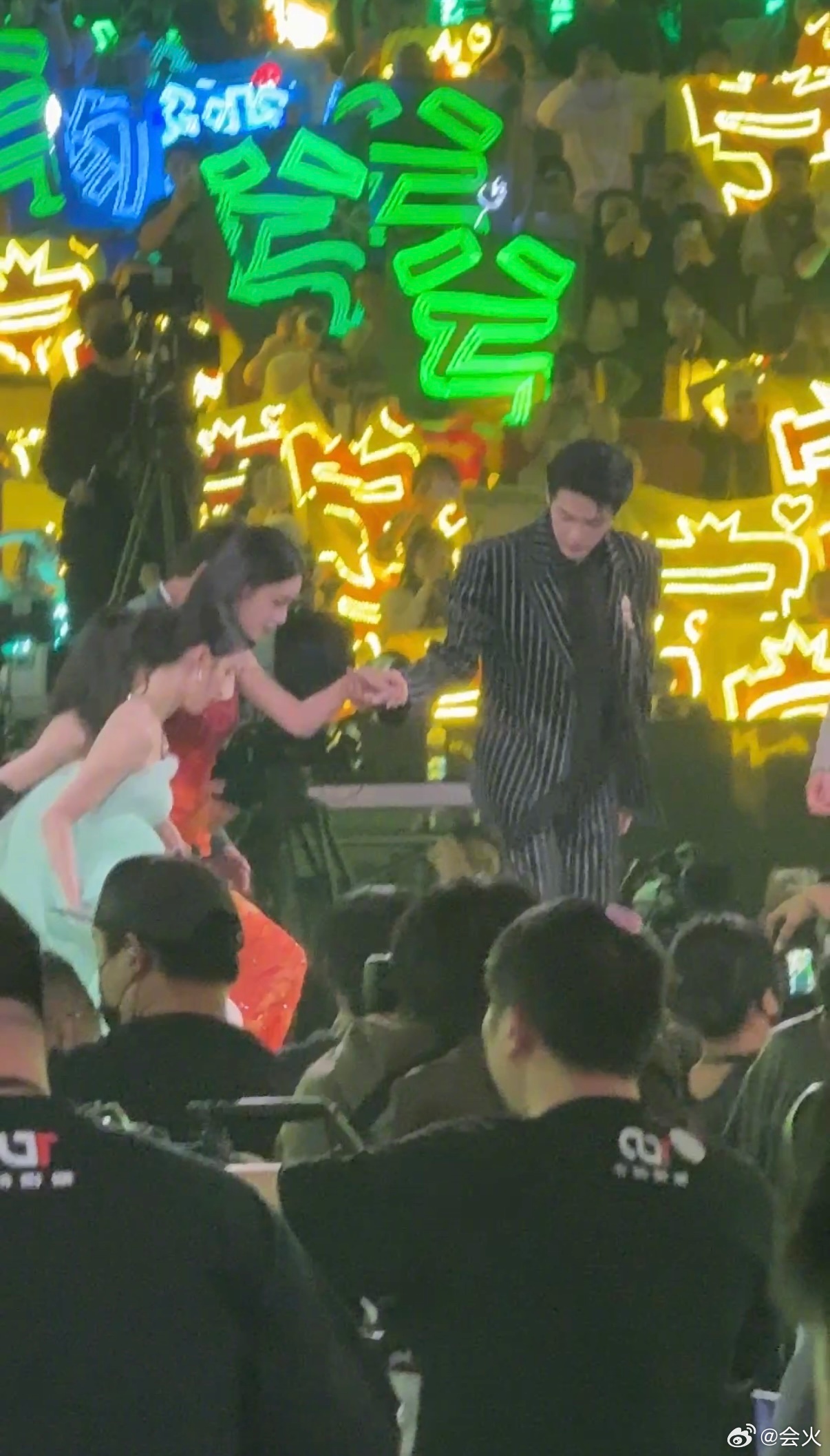 檀健次搀扶孟子义防摔倒