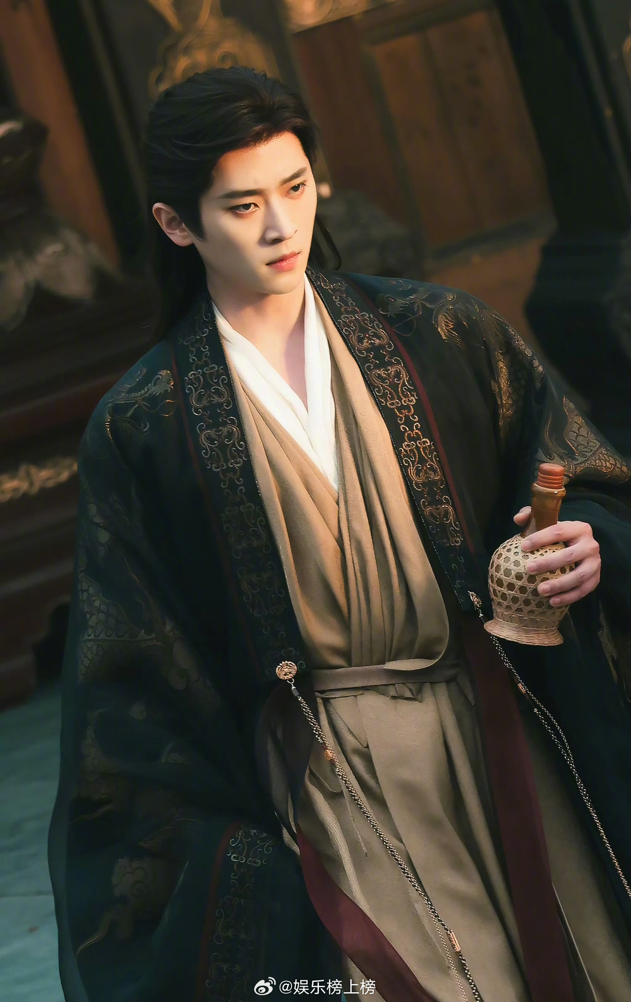 丞磊主演《成何体统》热播收官集均2112万