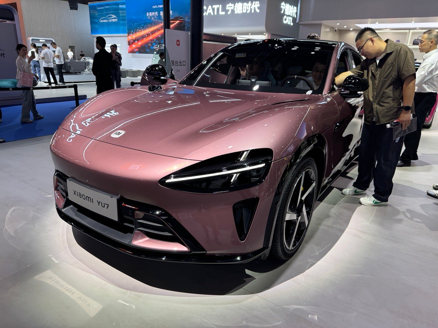 小米携SU7系列亮相成都车展，SU7 Ultra纽北版引关注