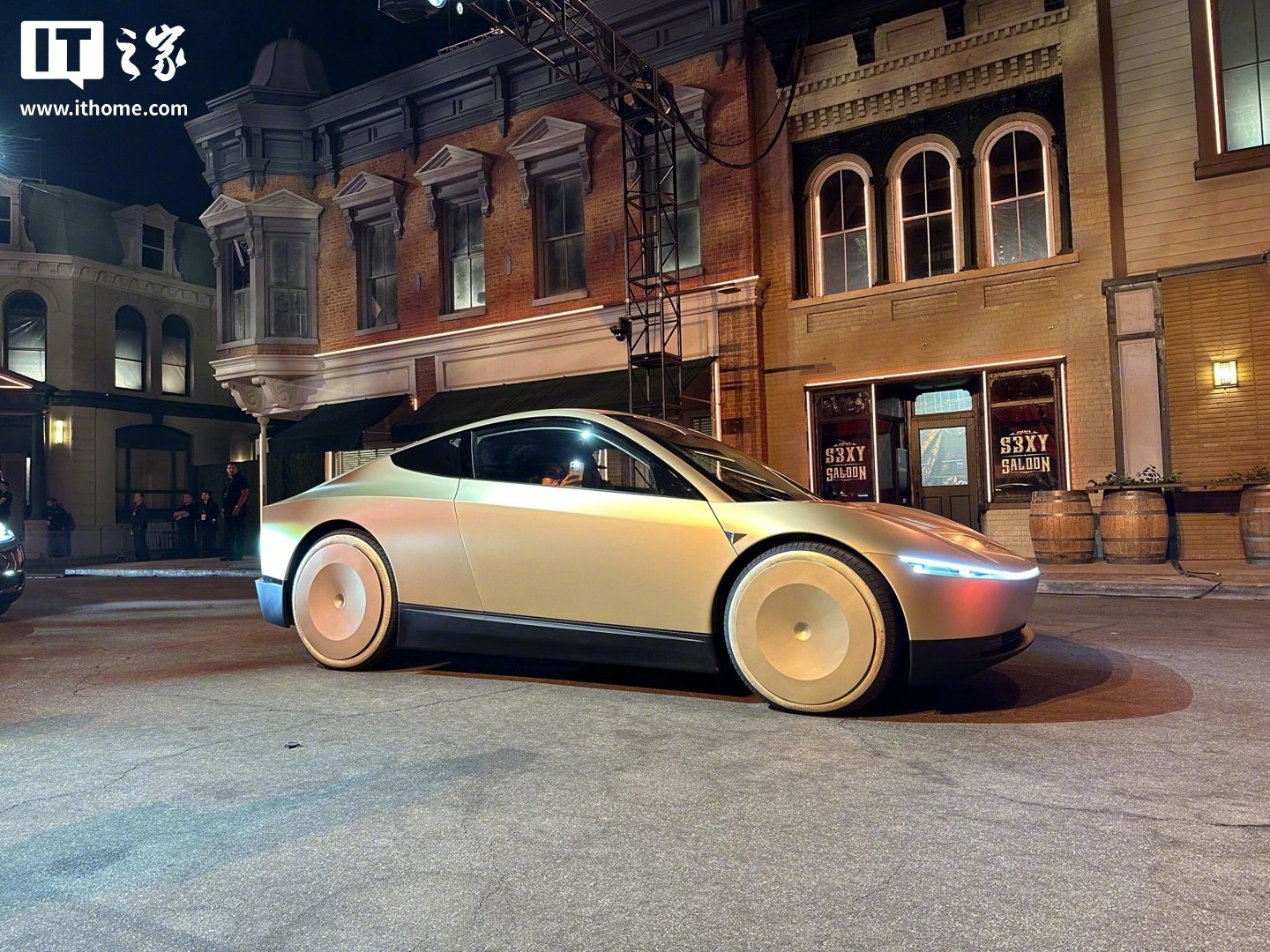 马斯克宣布特斯拉Cybercab明年二季度量产，无方向盘踏板