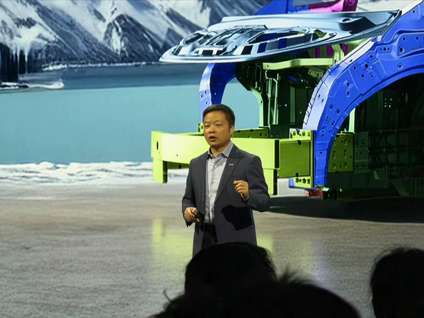 小鹏X9增程版30.98万起，续航1602km支持超快充