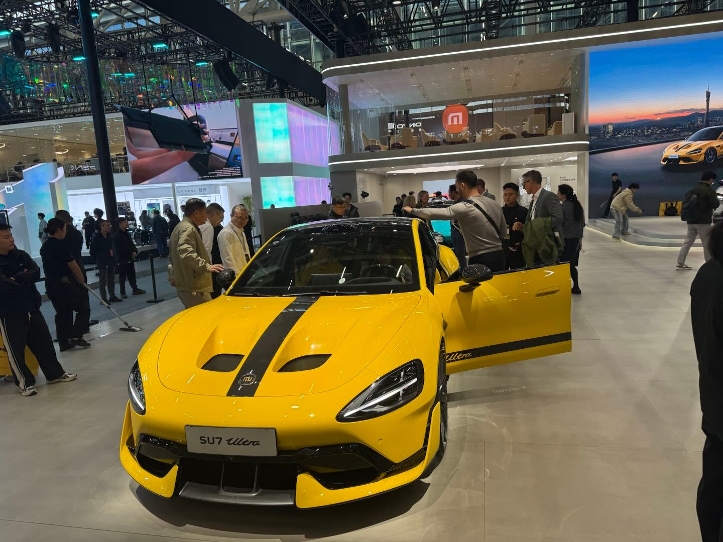 广州车展小米展台人气爆棚，SU7、YU7全系亮相引围观