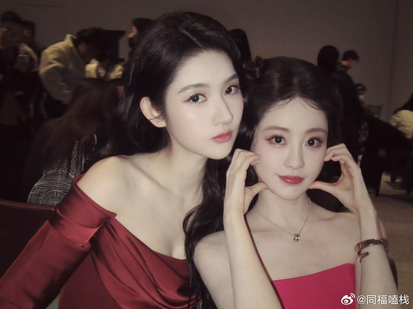 祝绪丹王玉雯同框合照，港风造型养眼吸睛
