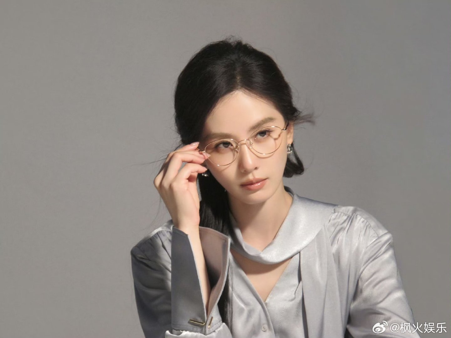 刘诗诗眼镜造型展现知性优雅