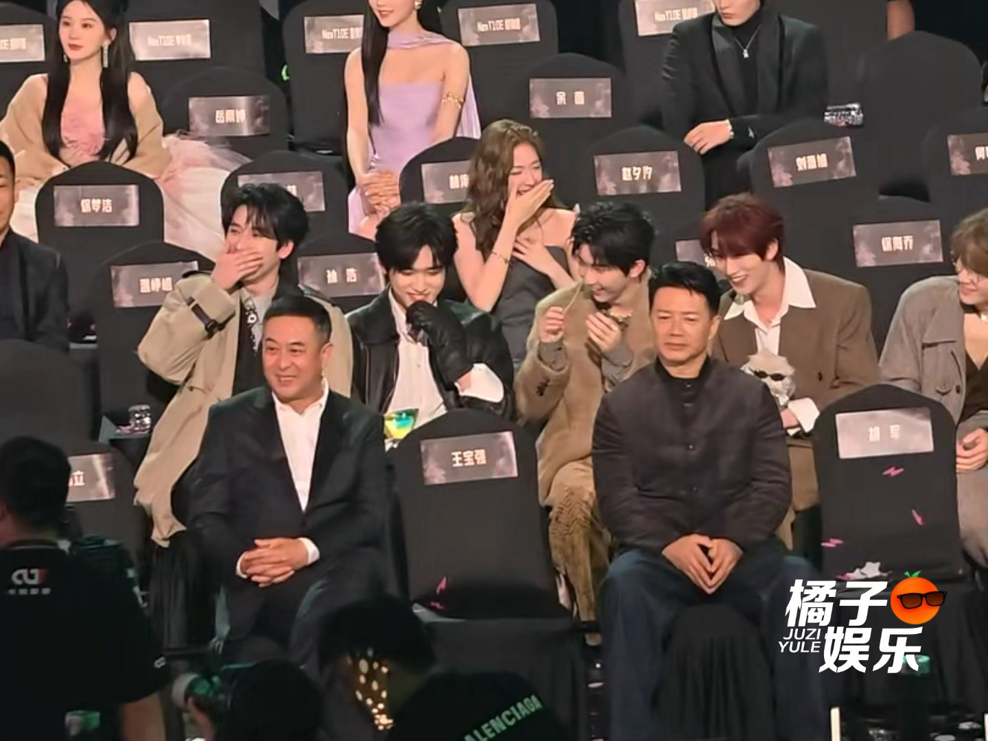 张艺凡感谢时代峰峻台下喊倒闭，时团成员台下大笑