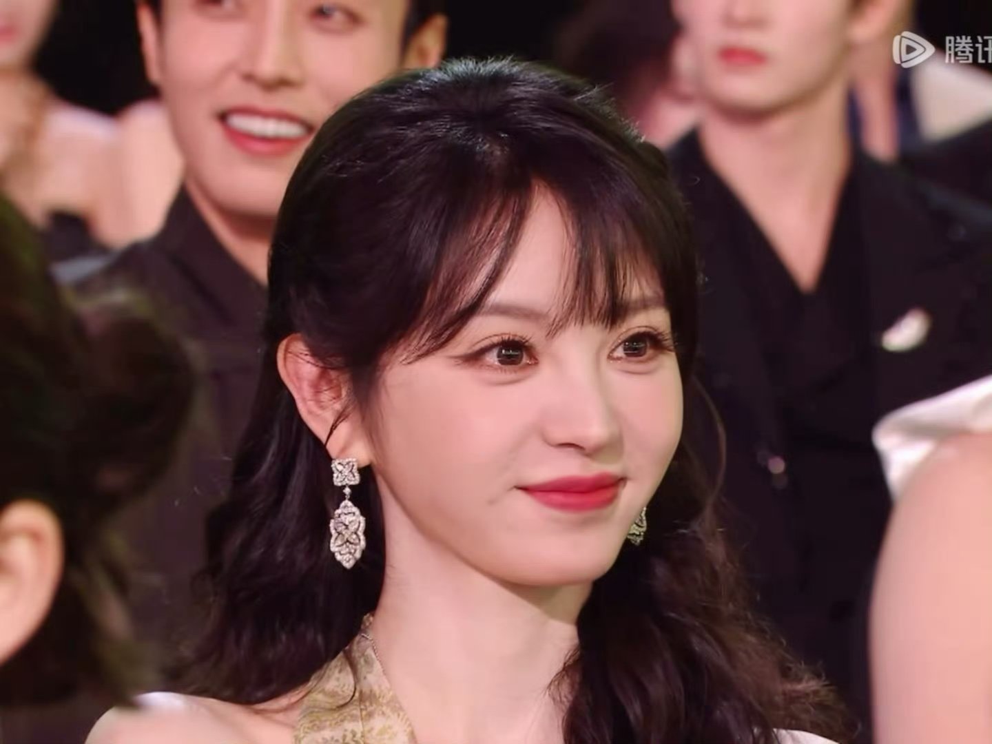 田曦薇星光大赏第三套造型亮相，内场怼脸镜头吸睛