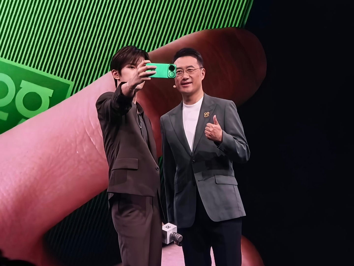 华为何刚晒与易烊千玺合照引热议