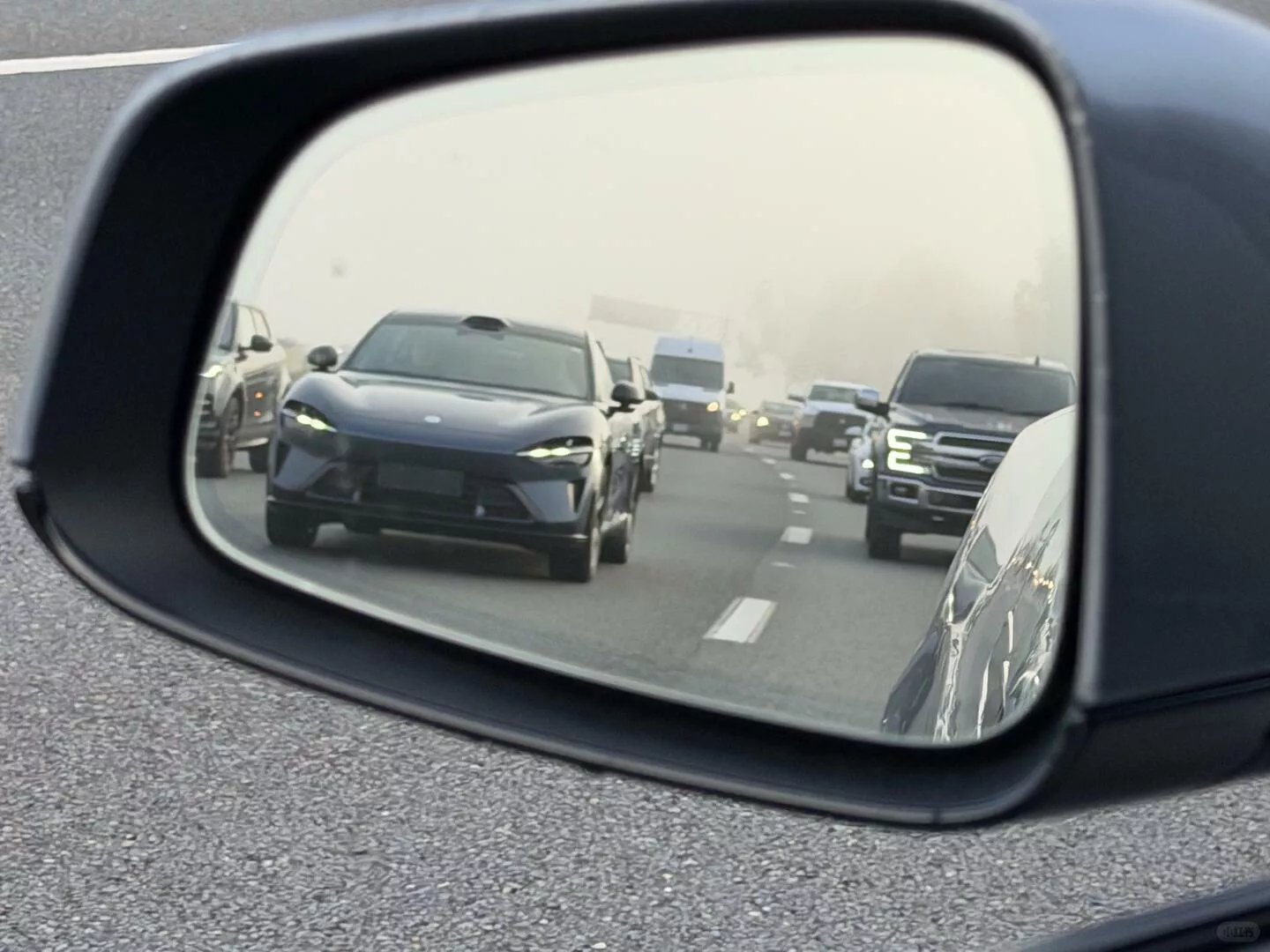 小米YU7Max现身美国I5公路，悬挂伊利诺伊州车牌