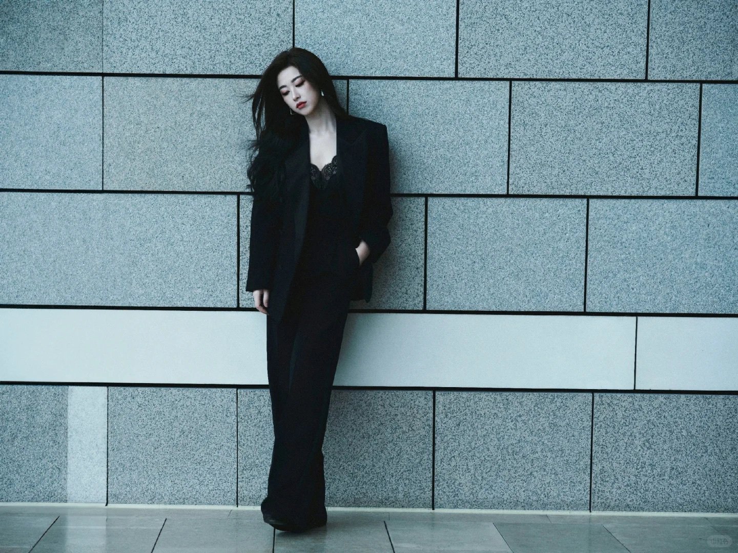 朱珠贵气穿搭与曼妙侧颜引爆内娱