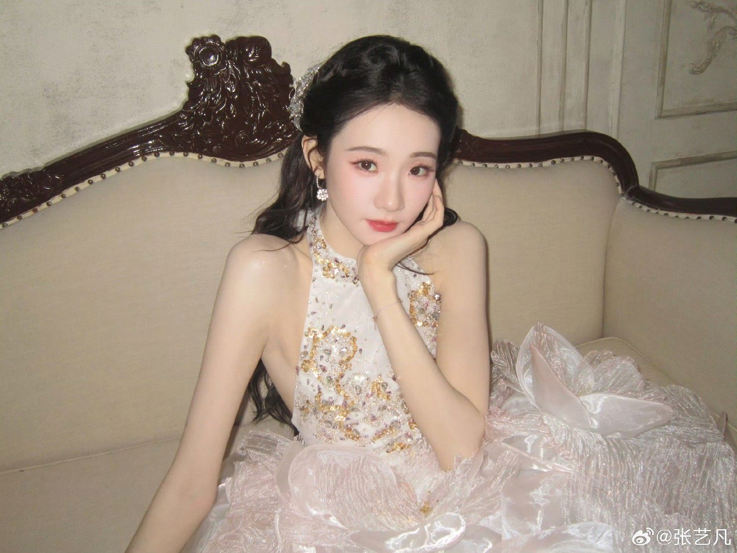 张艺凡金色蓬蓬裙亮相湖南卫视春晚，娇俏灵动似花仙子