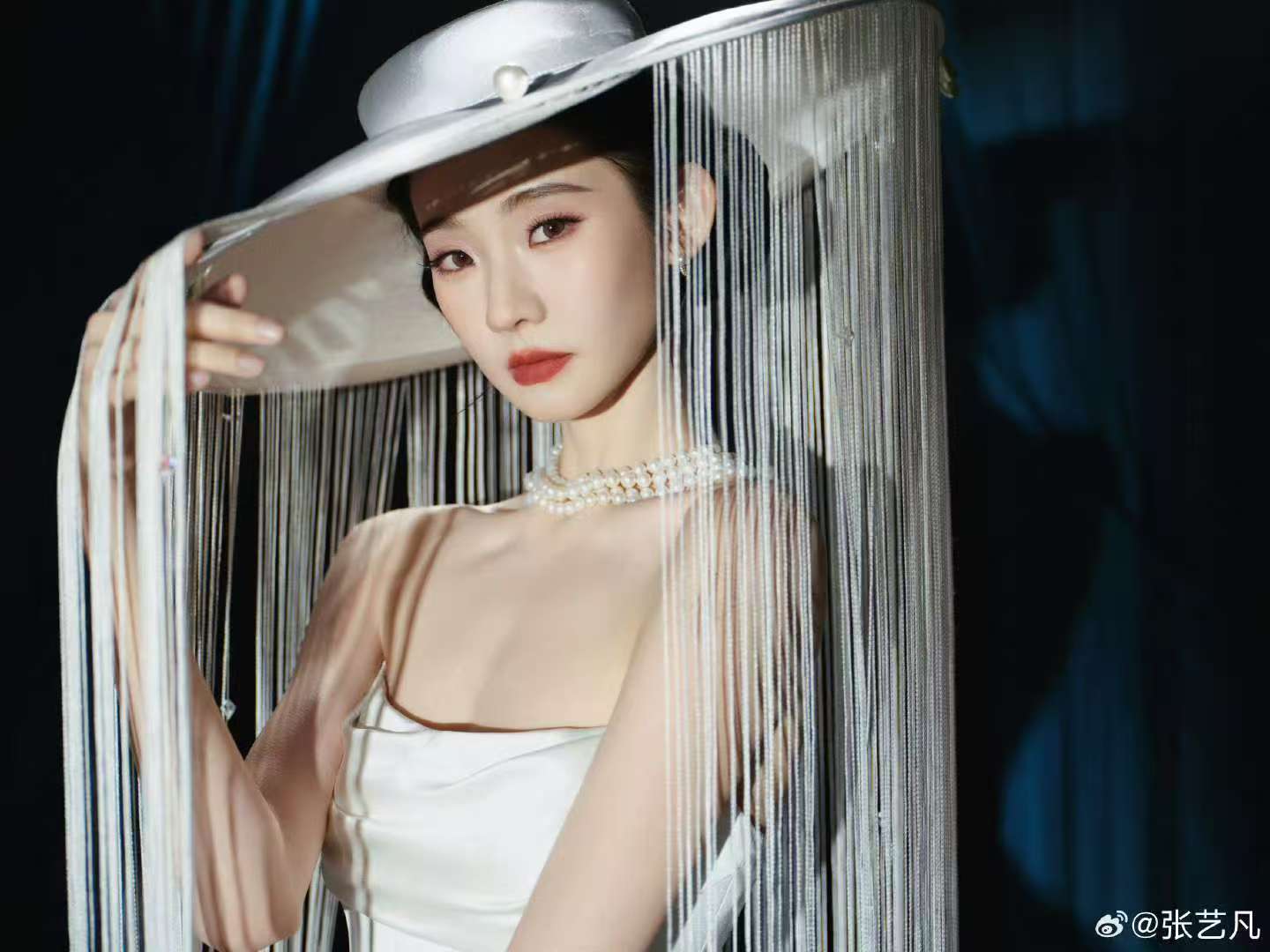 张艺凡王菊同款帽子亮相，黑白配色吸睛