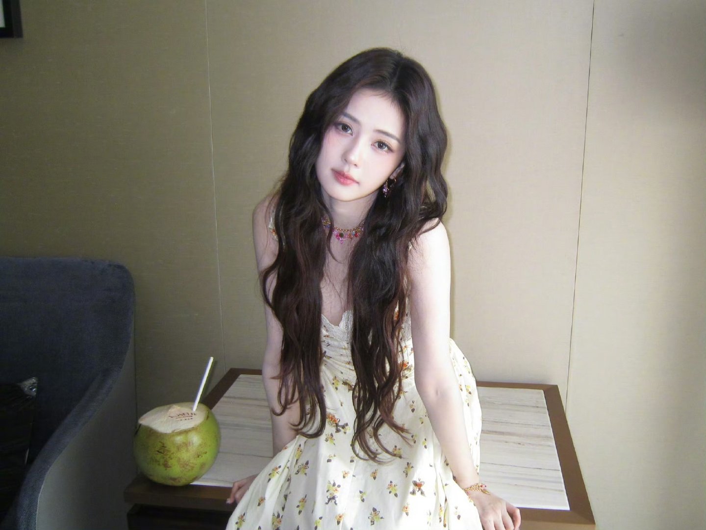 白鹿发布入夏十五宫格写真