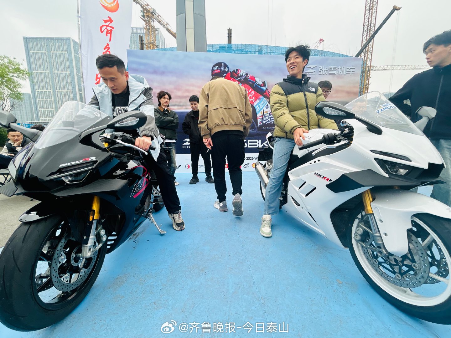 张雪机车闪耀齐鲁春季车展，摩友争相试驾世界冠军车型