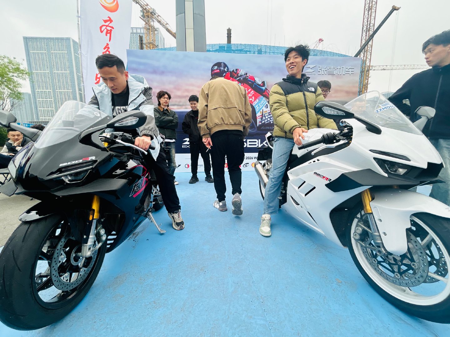张雪机车闪耀齐鲁春季车展，摩友争相试驾世界冠军车型