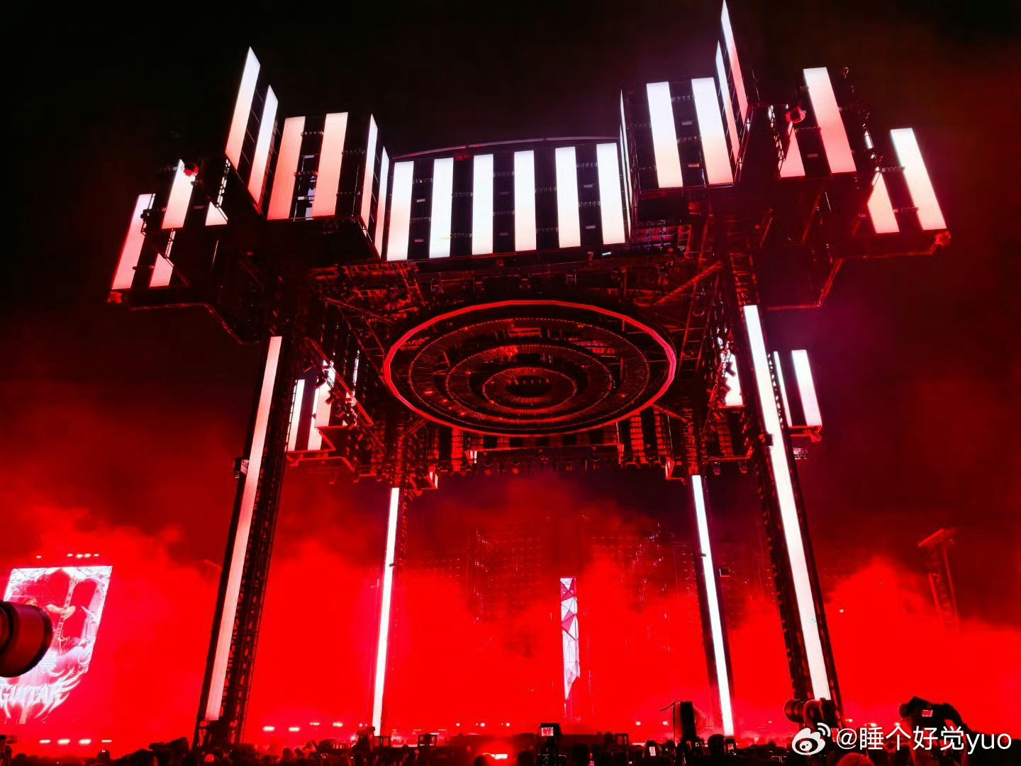 华晨宇演唱会舞台场景随歌曲变换，未来感十足
