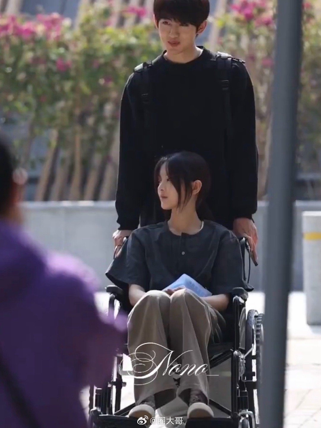 杨超越坐轮椅拍戏董思成片场逗笑