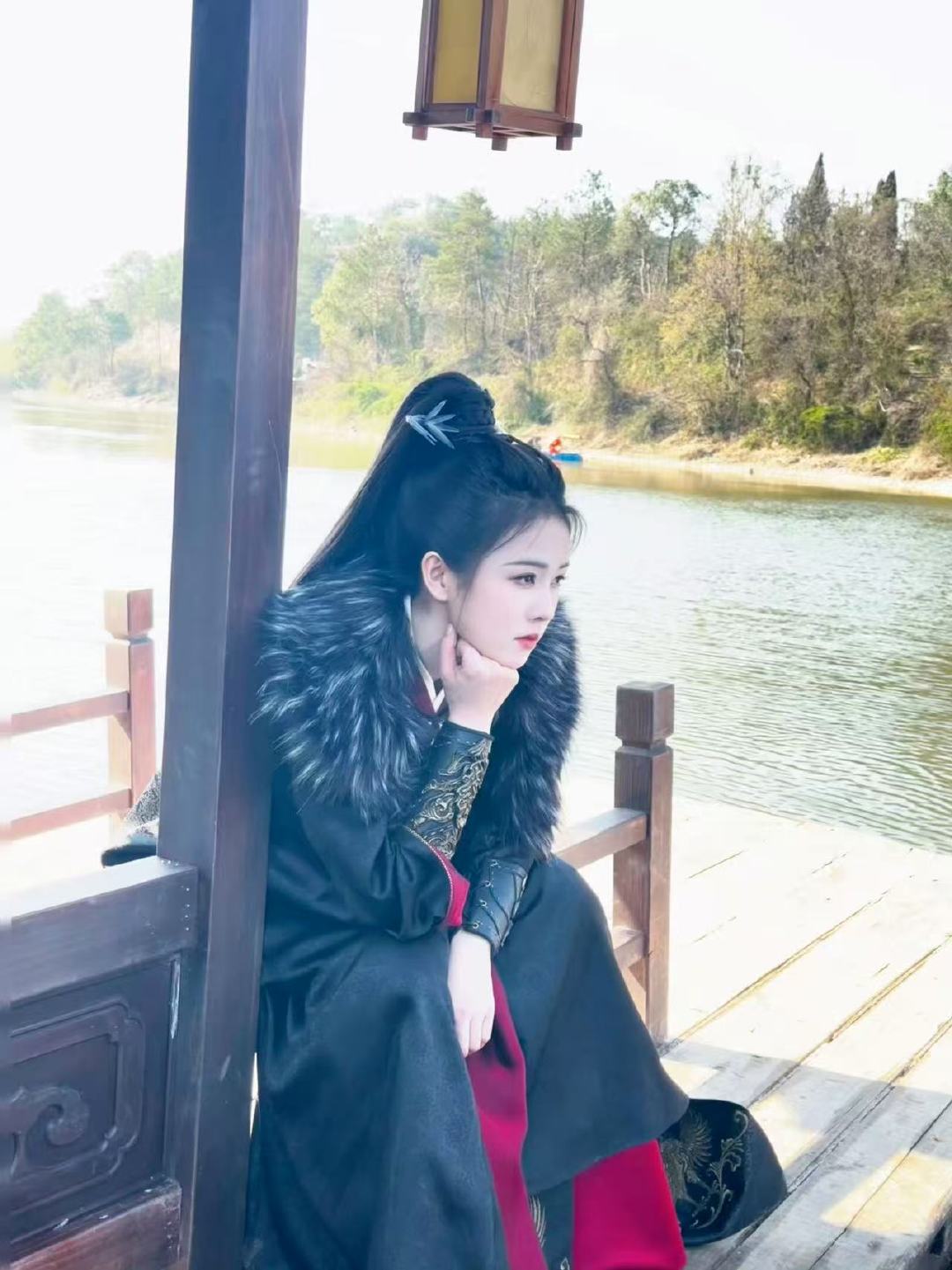 白鹿片场演绎李佩仪多面形象