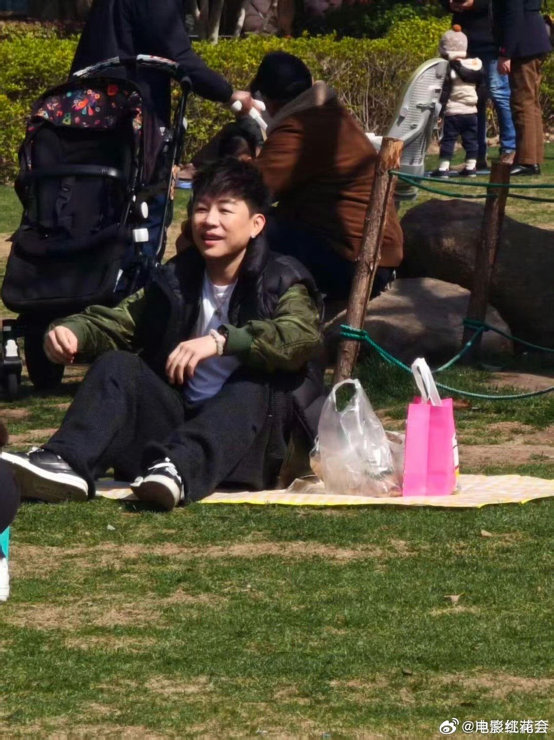 网友公园偶遇胡彦斌，被赞接地气无包袱