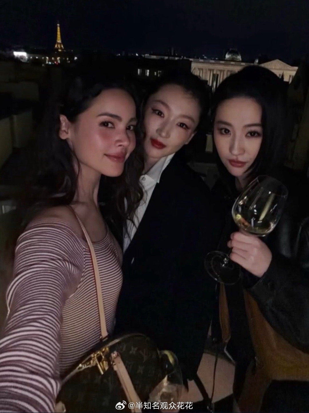 刘亦菲周冬雨晚宴同框合影